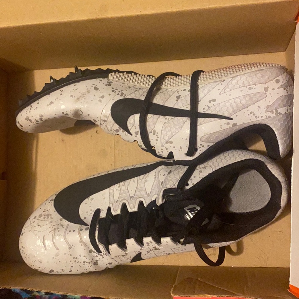 running spike shoes